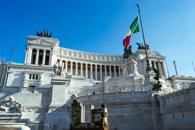 Lugares emblemáticos para hacer turismo en la ciudad de Roma, Italia.