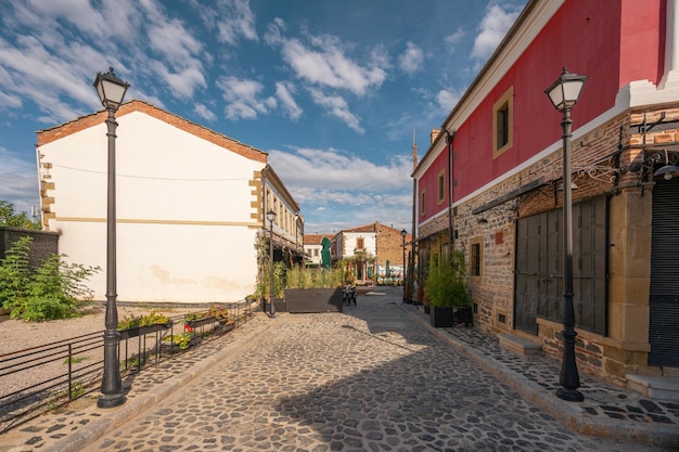 Foto uno de los lugares de interés del antiguo bazar otomano de korca albania con cielo azul nublado