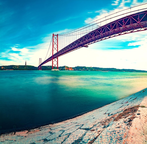 Lugares de interés en Lisboa Portugal Puente del 25 de abril y puesta de sol. Arquitectura portuguesa.