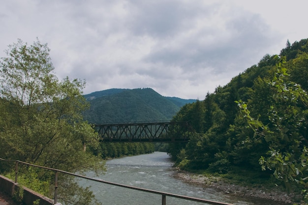 Lugares nas montanhas acima da água