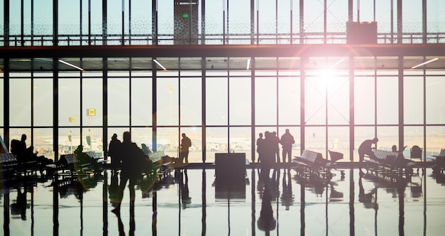 Lugares para ir e pessoas para ver Foto de um grupo de viajantes não identificáveis na área de espera de um aeroporto