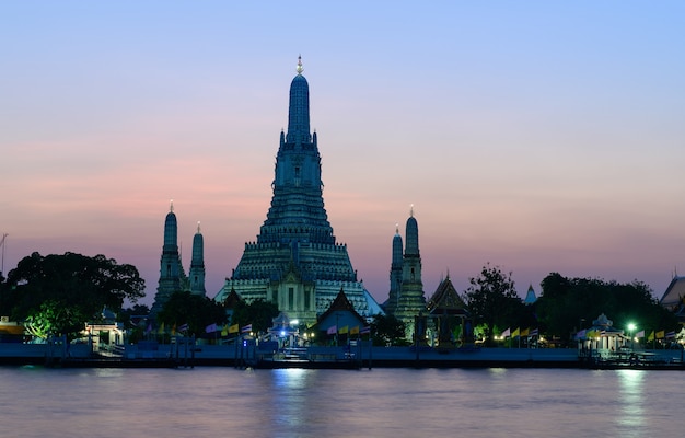 Lugares religiosos budistas Wat Arun en el atardecer, Bangkok, Tailandia