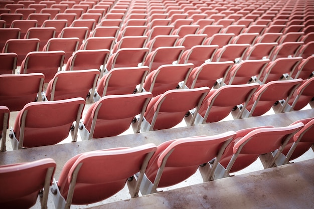 Lugares vermelhos vazios em um estádio de futebol