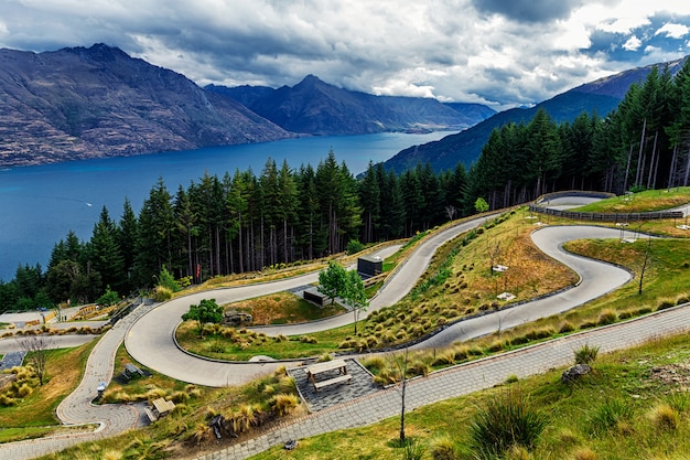 Luge trilha na montanha em Queenstown com um belo lago Wakatipu e vista para as montanhas