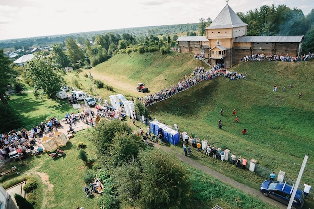 LUH RUSIA 27 DE AGOSTO DE 2016 multitud de personas en un festival festivo