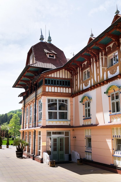 LUHACOVICE REPÚBLICA CHECA 30 DE ABRIL DE 2018 Monumento cultural nacional Casa Jurkovicuv desde 1902 en Colonadde en la ciudad balneario el 30 de abril de 2018 en Luhacovice República Checa