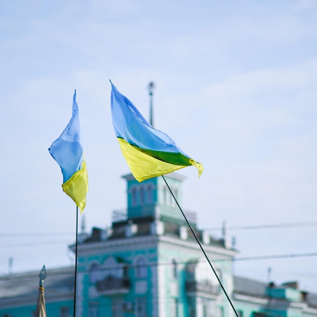 Luhansk, ucrânia - 5 de abril de 2014 duas bandeiras ucranianas contra o céu azul em luhansk