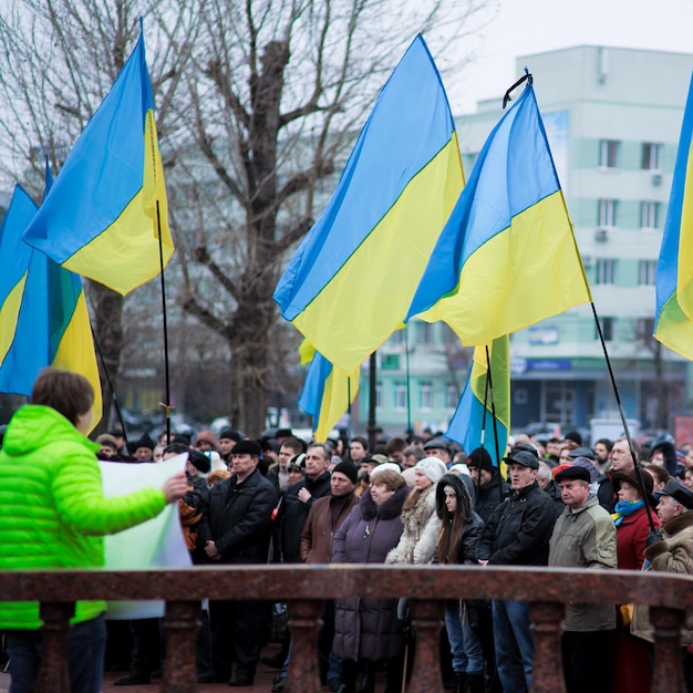 LUHANSK, UKRAINE - 5. APRIL 2014 Ukrainische Aktivisten nahmen an der Kundgebung mit ukrainischer Flagge teil