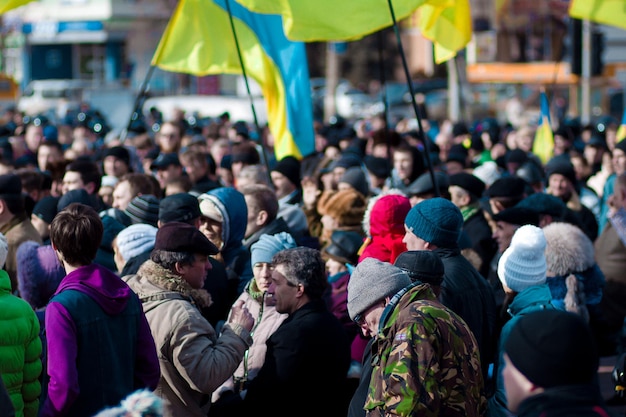 LUHANSK, UKRAINE - 5. APRIL 2014 Ukrainische Aktivisten nahmen an der Kundgebung mit ukrainischer Flagge teil