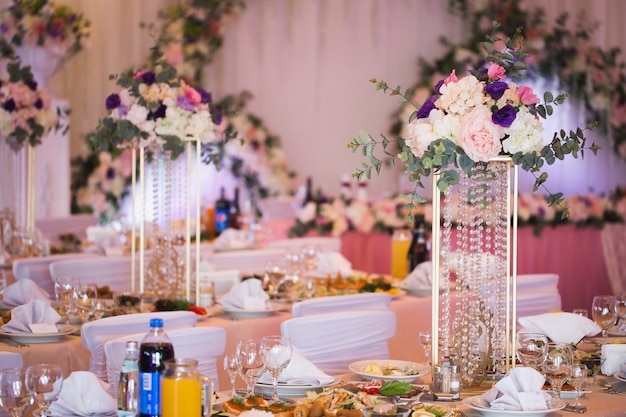 Lujo decorado con flores y un restaurante de salón de banquetes festivo en rosa