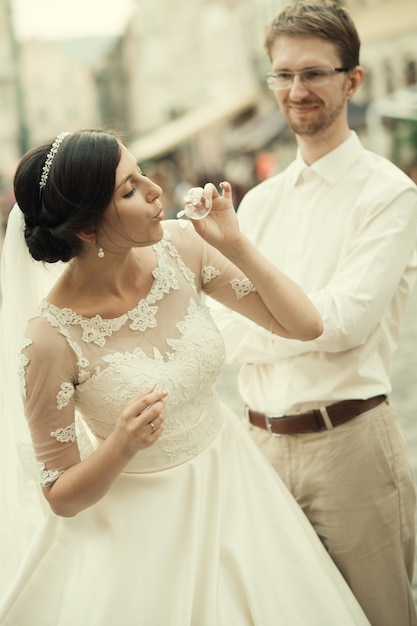 Lujo romántico feliz novia y el novio celebrando el matrimonio en el fondo de la vieja ciudad soleada