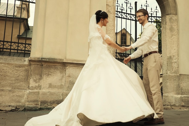 Lujo romántico feliz novia y el novio celebrando el matrimonio en el fondo de la vieja ciudad soleada