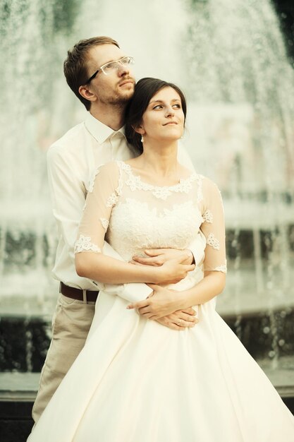 lujo romántico feliz novia y novio celebrando el matrimonio en el fondo de la vieja ciudad soleada