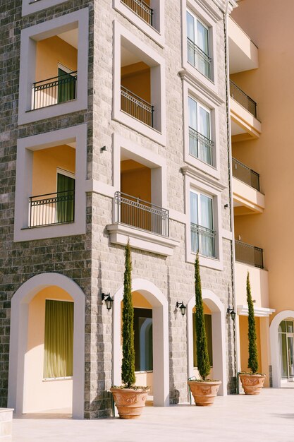 Lujosa casa con fachada de piedra y terrazas lustica bay montenegro