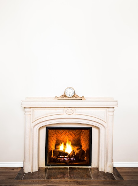 Lujosa chimenea de mármol blanco y pared vacía