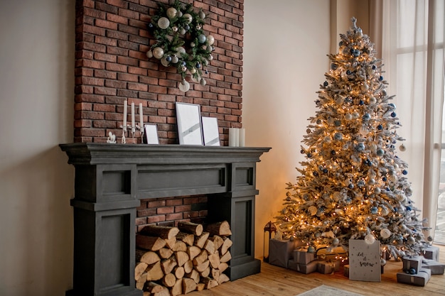 Lujosa decoración festiva de un árbol de navidad