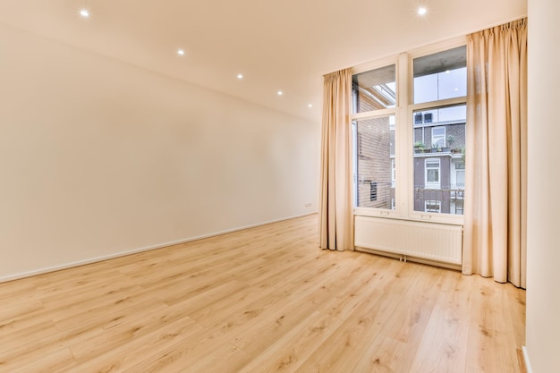 Una lujosa habitación con ventana.