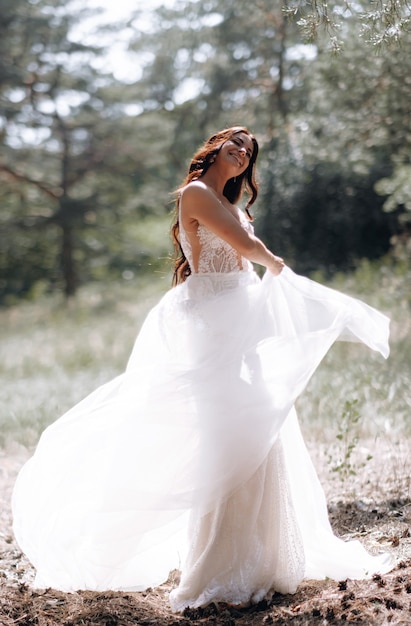 Lujosa joven novia en un costoso guardarropa de moda posa para una sesión de fotos de boda en una ciudad turística de lujo