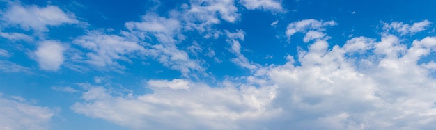 Lujosas nubes blancas en el cielo azul en un día soleado