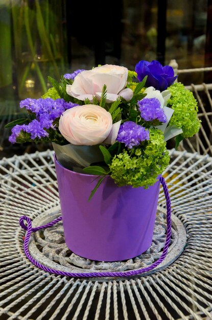 Lujoso bouquet con un delicado Ranunculus rosa claro en una elegante caja redonda.