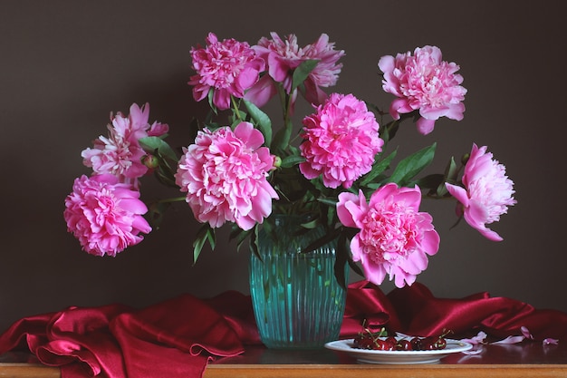 Lujoso bouquet de peonías rosas y cerezas