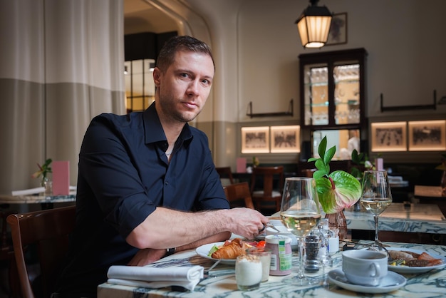 Un lujoso comedor en Roma con un hombre a la mesa.