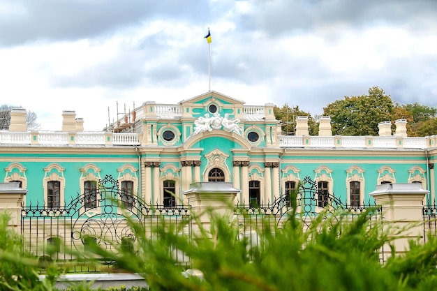 El lujoso edificio nacional del Palacio Mariyinsky en Kiev es la sede ceremonial oficial del presidente ucraniano con arbustos ornamentales verdes en primer plano