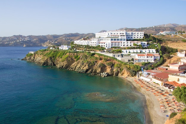 Lujoso hotel en acantilado y playa de arena en Grecia