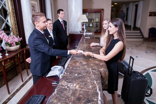 Foto el lujoso hotel de cinco estrellas recibe a los huéspedes en un fin de semana.