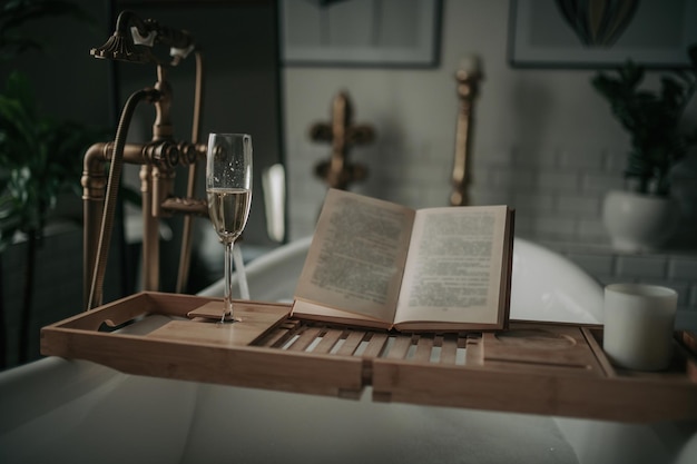 Lujoso interior de baño moderno de estilo ecológico con bañera ovalada y libro en bandeja de madera de bambú