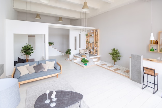 Lujoso y moderno apartamento de diseño moderno con un diseño libre en un estilo minimalista. Habitación espaciosa muy luminosa con paredes blancas y elementos de madera.