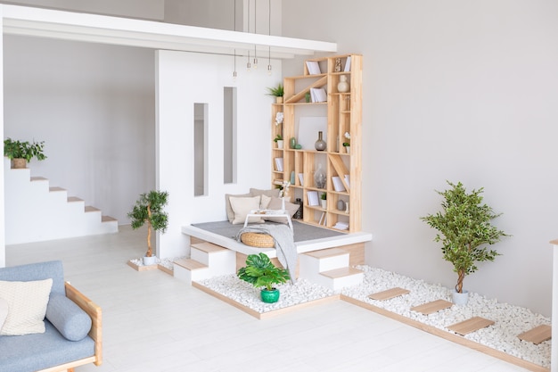 Lujoso y moderno apartamento de diseño moderno con un diseño libre en un estilo minimalista. Habitación espaciosa muy luminosa con paredes blancas y elementos de madera.