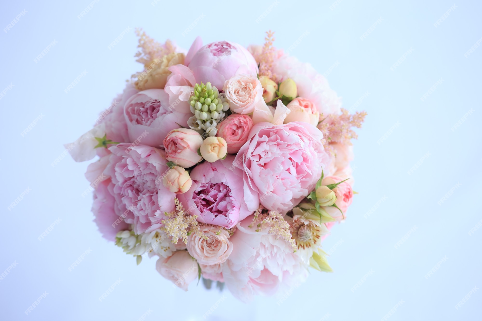 Lujoso ramo de boda de peonías rosas frescas, astilba, rosa inglesa y  claveles | Foto Premium