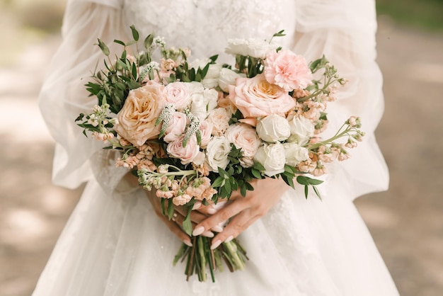 Un lujoso ramo de novia en forma de corazón en manos de la novia