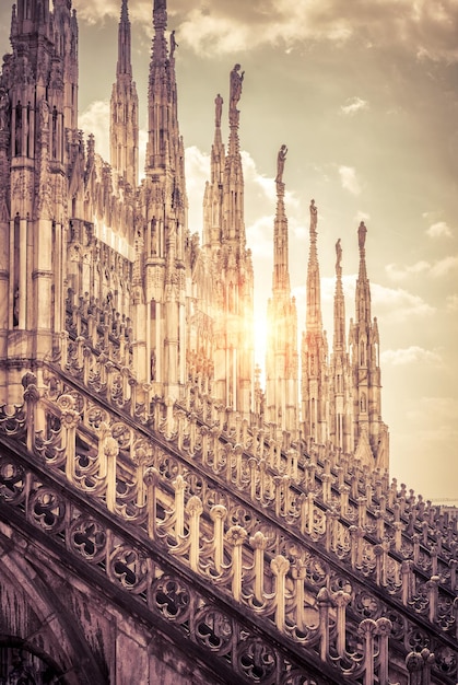 Lujoso techo de la Catedral de Milán a la luz del sol