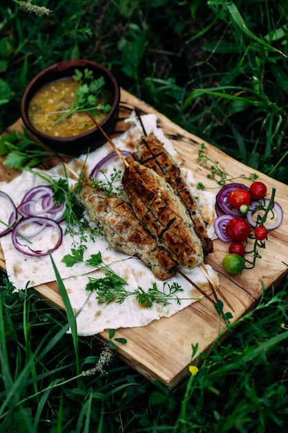 Lula kebab en pan de pita con verduras