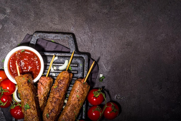 Lula kebab, shish kebab en brocheta de madera con concepto de carne picada, parrilla y barbacoa