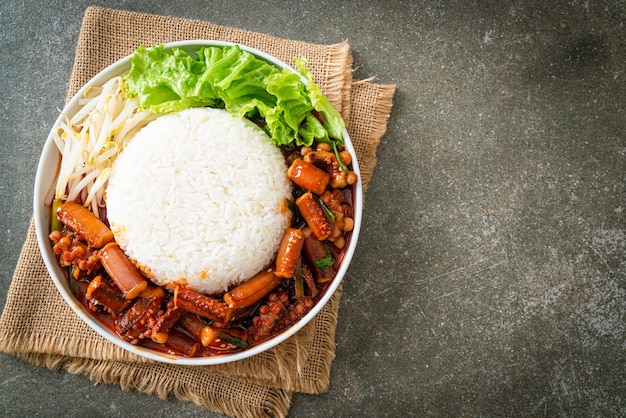 Foto lula ou polvo frito com tigela de arroz de molho picante coreano