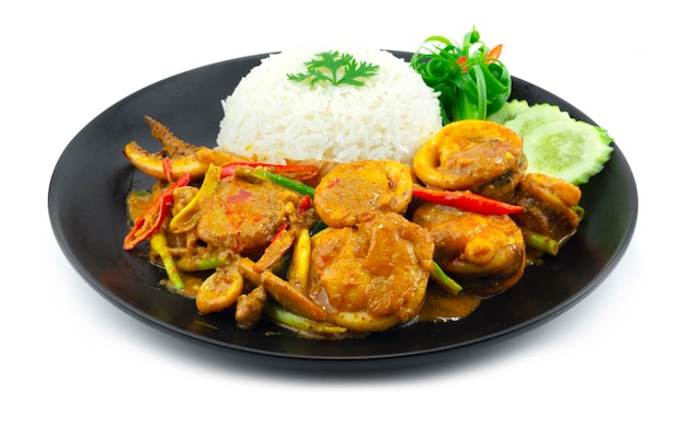 Foto lulas fritas com curry em pó amarelo servidas com arroz