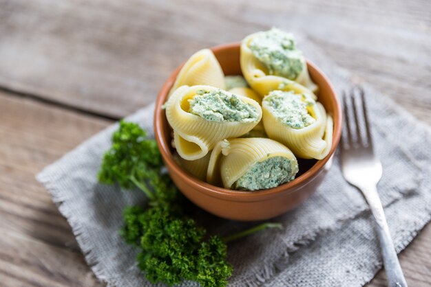 Lumaconi relleno con queso