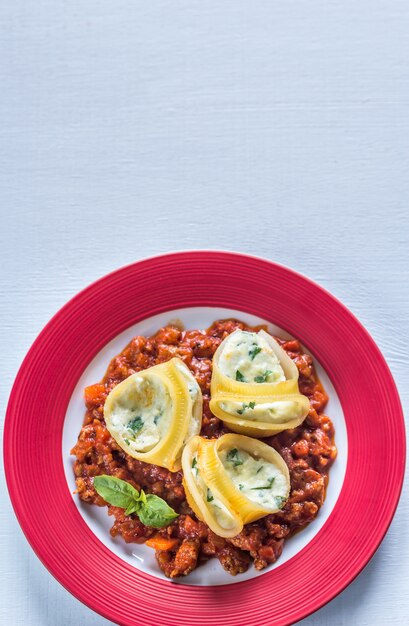 Lumaconi relleno de ricotta con salsa boloñesa