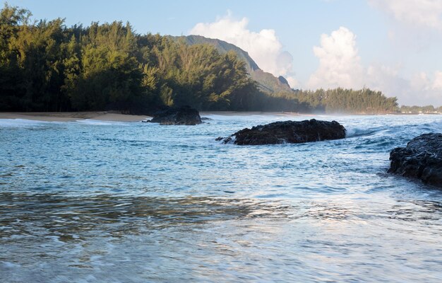 Lumahai Beach Kauai al amanecer con rocas