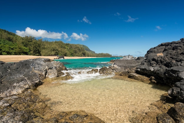 Lumahai Beach Kauai con olas que fluyen hacia la piscina