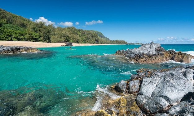 Lumahai Beach Kauai con rocas y surfista