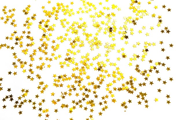 Luminárias douradas em forma de estrelas brilham em um fundo branco Fundamentos com copyspace para uma decoração de festa de férias Natal e Ano Novo aniversário e aniversário Gradiente e textura
