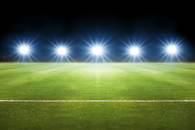 Foto luminários brilhantes do campo de futebol verde
