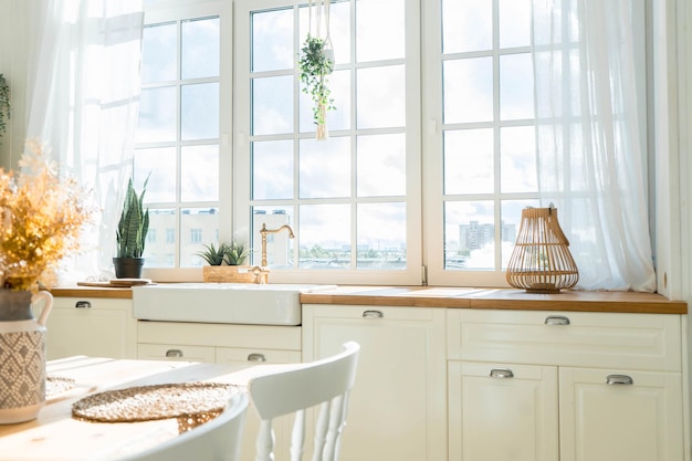 Luminoso comedor espacioso con mesa grande de madera