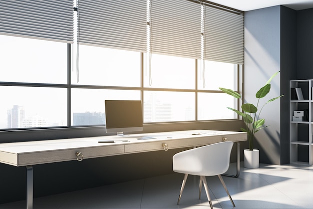 Luminoso interior de oficina con ventanas panorámicas y vista de la ciudad muebles de pantalla de computadora vacíos y luz solar 3D Rendering