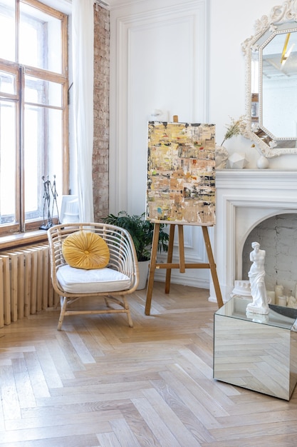 Luminoso salón taller para la creación y obra de un arquitecto y artista en estilo loft con paredes de ladrillo y parquet. las paredes están decoradas con ejemplos de estuco.