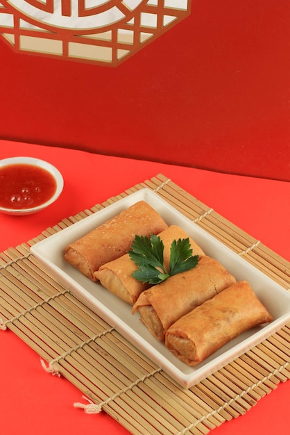 Lumpia chinesa ou rolinho primavera de legumes com molho picante doce